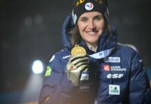 Julia Simon arrested. The players accuse her of stealing