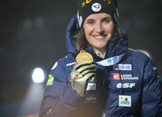 Julia Simon arrested. The players accuse her of stealing