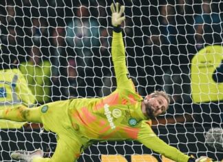 Superman Kasper Schmeichel throws himself into the history books!