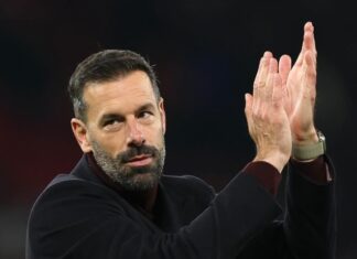 Ruud van Nistelrooys warns against the gigantic downturn of leaving Manchester United