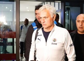 Threw himself on the phone when Mourinho was notified back to the Premier League