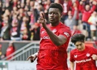 Como signs German striker