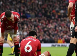 Manchester United are facing a difficult choice in central defence