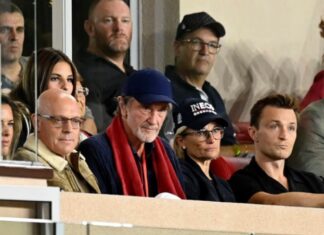 There, Manchester United supporters with season tickets get their “thank you” from Ratcliffe