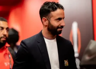 Manchester United coach ready with signature pen – for his own resignation…