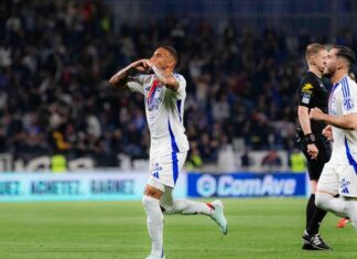 Goal-scoring midfielder wants to join Manchester United after convincing meeting