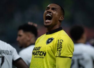 Manchester United are going for impressive World Cup goalkeeper