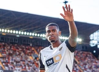The next big Spanish centre-back says goodbye to the Valencia supporters – ready for the title fight in the Premier League