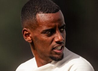 Liverpool fans like what they see of Alexander Isak