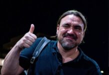 Leeds manager Daniel Farke out in search of “incredible” player