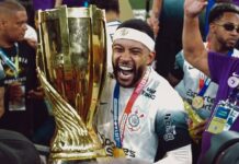 Former United flop Depay lifts the cup trophy and demands that the club board be sacked – immediately!