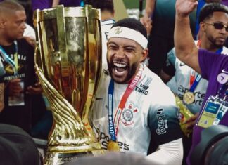 Former United flop Depay lifts the cup trophy and demands that the club board be sacked – immediately!