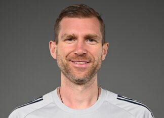 Per Mertesacker resigns from Arsenal after 15 years