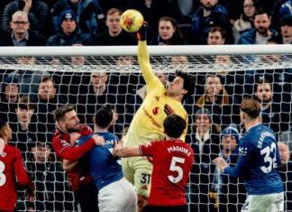 The second best Manchester United goalkeeper of all time loves Senne Lammens!