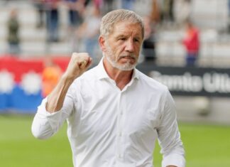 Stuart Baxter, who was a swing at Lyn, has signed with a club in crisis